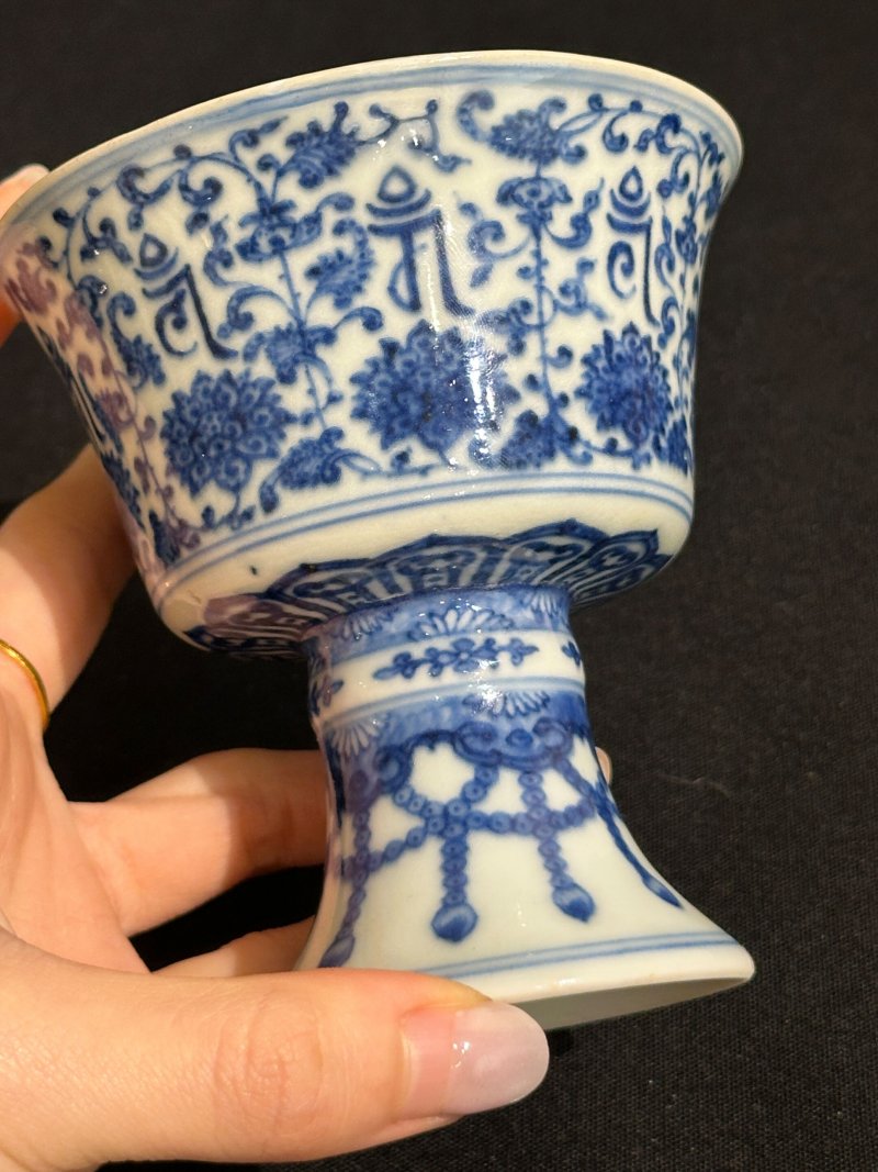 清乾隆 青花纏枝蓮紋梵文高足盃 ⌈大清乾隆年製⌋青花篆書款 及盒 | A BLUE AND WHITE 'LANCA' STEM CUP - 图6