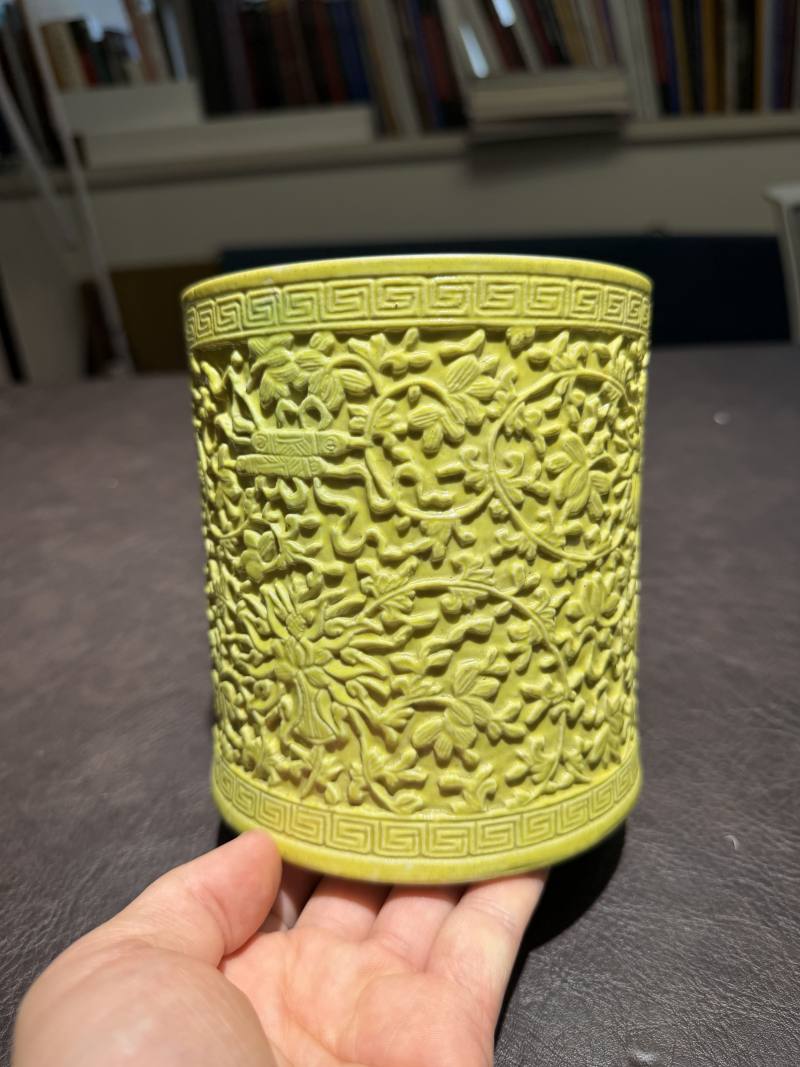 清 黄釉缠枝托八宝笔筒 - 图7