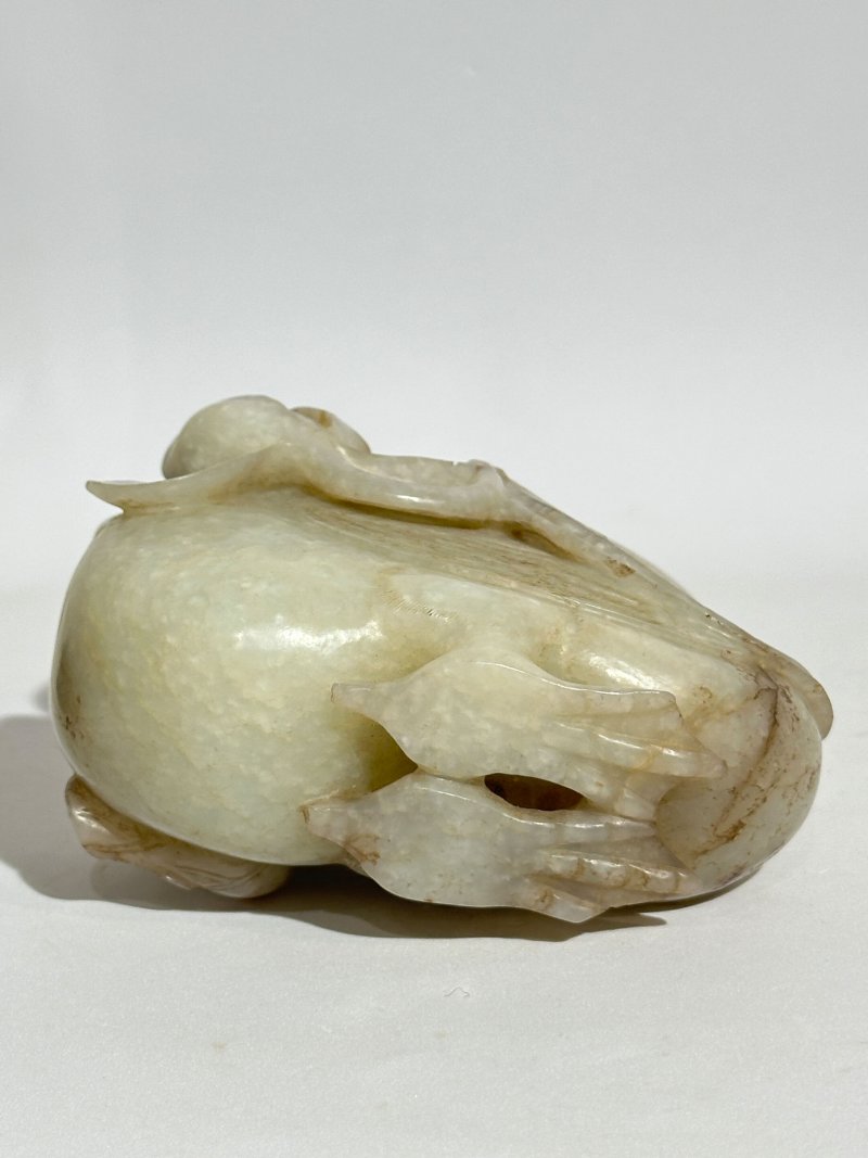 清十九世紀 青白玉⌈寶鴨銜蓮⌋擺件 及座 | A PALE GREEN JADE 'DUCK AND LOTUS' FIGURE GROUP - 图5