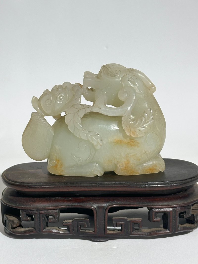 清 青白玉瑞獸銜花擺件 及座 | A GREENISH WHITE JADE 'DOG' CARVING WITH RUSSET INCLUSION - 图9