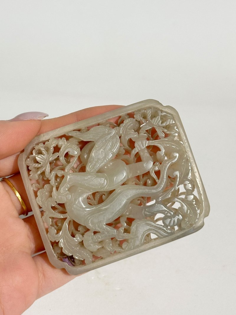 明十五世紀 青白玉鏤雕龍紋牌 及座 | A GREENISH WHITE JADE 'DRAGON' PLAQUE - 图2