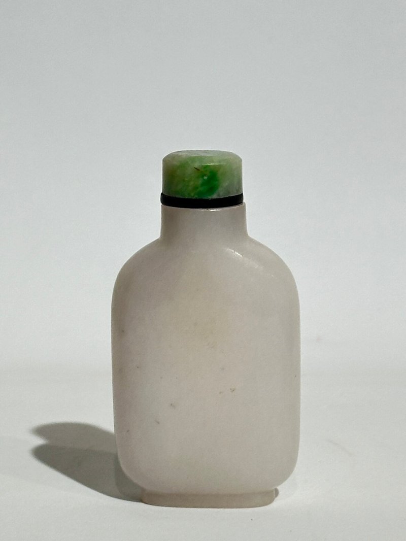 清十八/十九世紀 白玉光素鼻煙壺、翡翠蓋 | A WHITE JADE SNUFF BOTTLE - 图8
