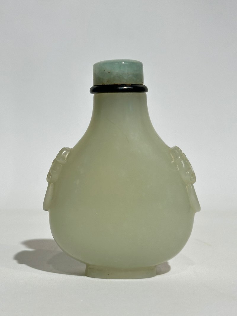 清十九世紀 青白玉光素鋪首銜環耳鼻煙壺、翡翠蓋 | A GREENISH WHITE JADE SNUFF BOTTLE - 图9