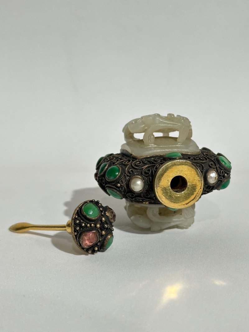 （玉）清十八/十九世紀 鍍金銀累絲嵌白玉螭龍紋帶鈎鼻煙壺 | A GILT SILVER SNUFF BOTTLE INSET WITH WHITE JADE BELT BUCKLES - 图4