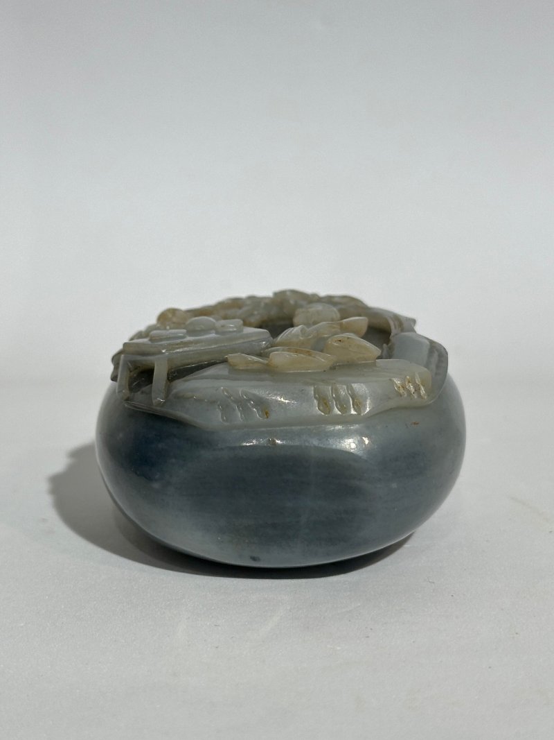 清1780-1850 蘇式灰白玉巧雕⌈高士品茗⌋鼻煙壺 | A BLACK AND WHITE JADE 'TEA CEREMONY' SNUFF BOTTLE - 图5