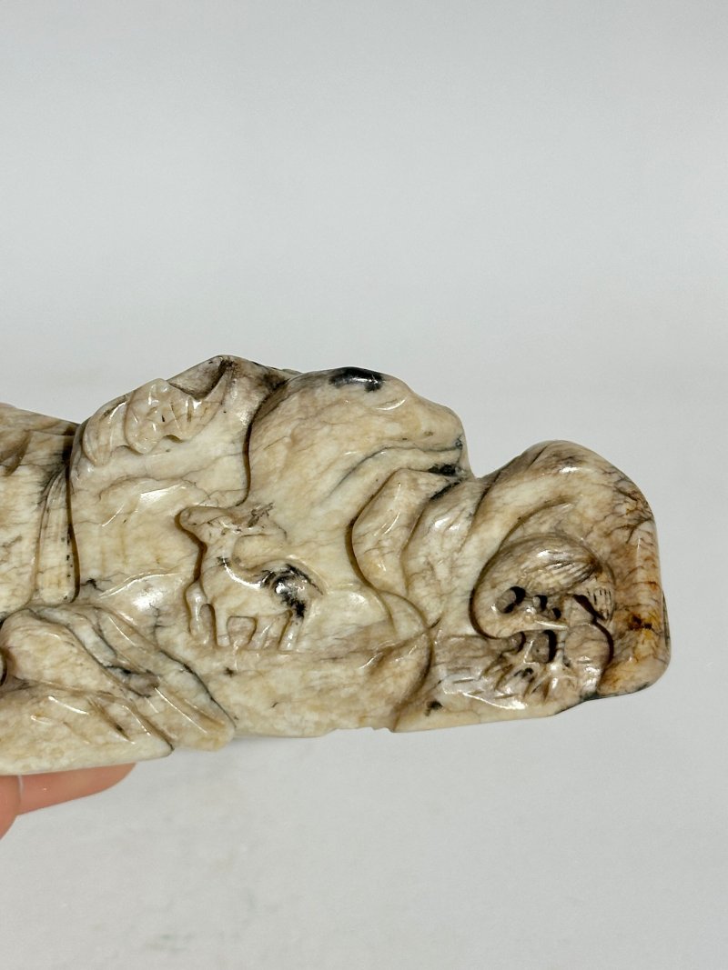 明 灰白玉帶沁⌈六合同春⌋筆擱 及座 | A GREY JADE 'LONGEVITY' BRUSH REST WITH DARK INCLUSION - 图3