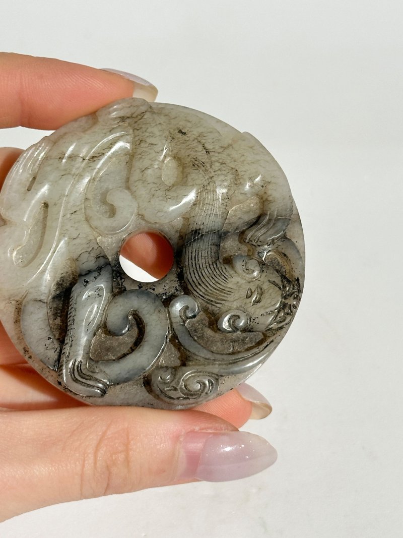 十七至十八世紀 灰玉螭龍紋璧 | A GREY JADE 'CHI DRAGON' CIRCULAR PLAQUE WITH DARK INCLUSIONS - 图3