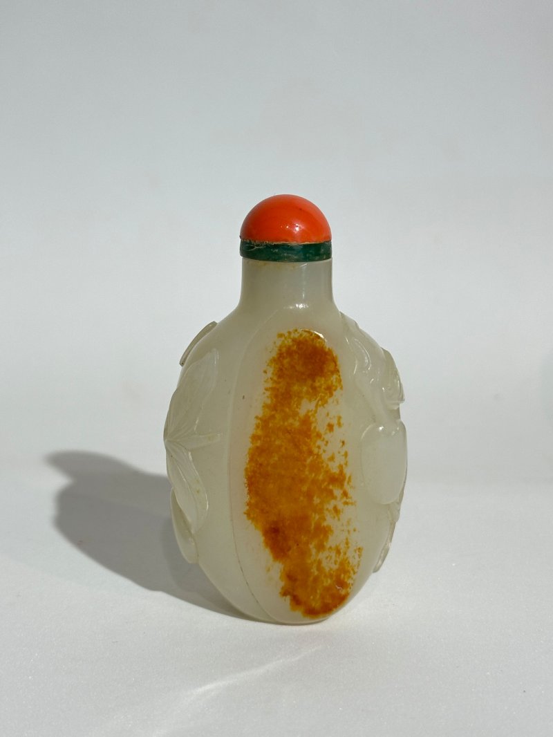 清十九世紀 白玉帶皮⌈瓜瓞綿綿⌋鼻煙壺 | A WHITE AND RUSSET JADE 'MELON' SNUFF BOTTLE - 图9