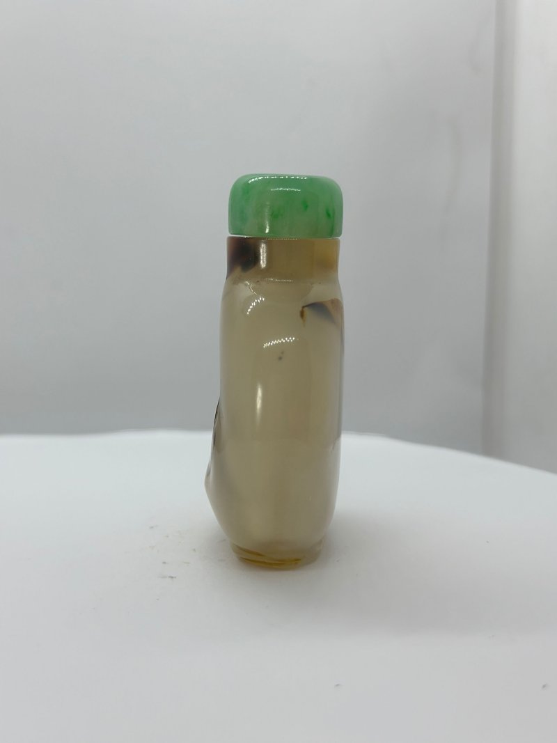 清十八/十九世紀 影瑪瑙⌈汎舟⌋鼻煙壺、翡翠蓋 | A CHALCEDONY SHADOW AGATE 'BOATING' SNUFF BOTTLE - 图5