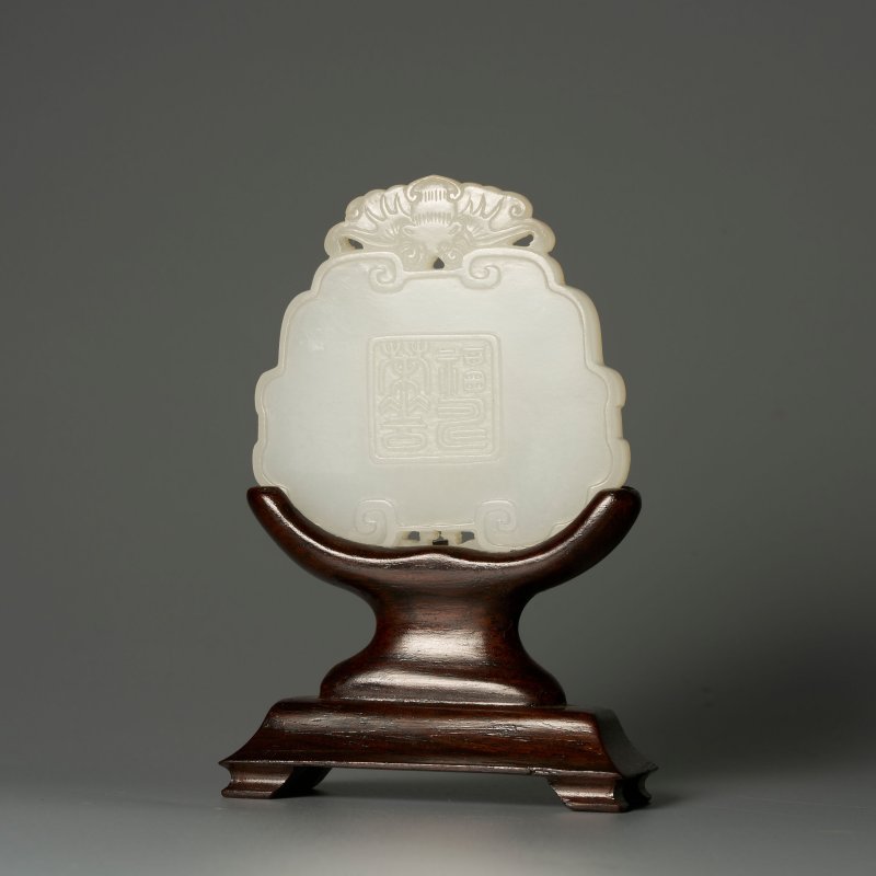 清十八世紀 白玉⌈福壽榮華⌋牌 及座 | A WHITE JADE 'PEONY' PLAQUE - 图4