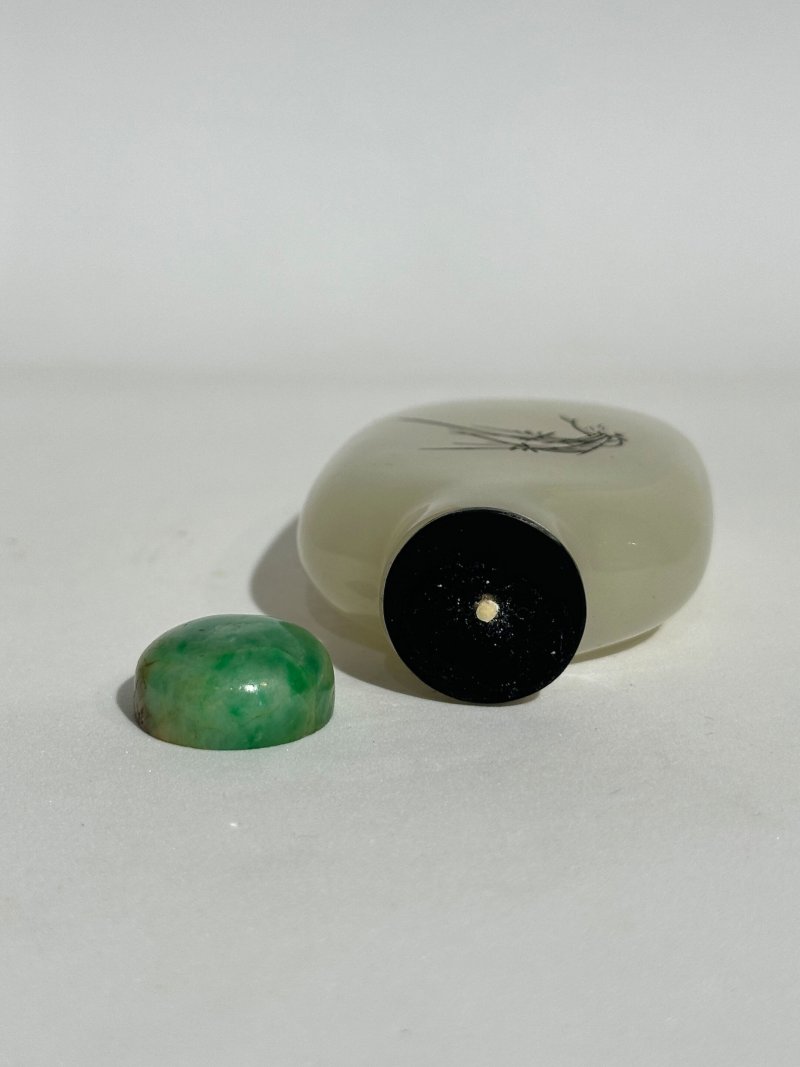 1750-1850 白玉填黑彩蘭紋詩文鼻煙壺、翡翠蓋 | A WHITE JADE 'ORCHID' SNUFF BOTTLE - 图4