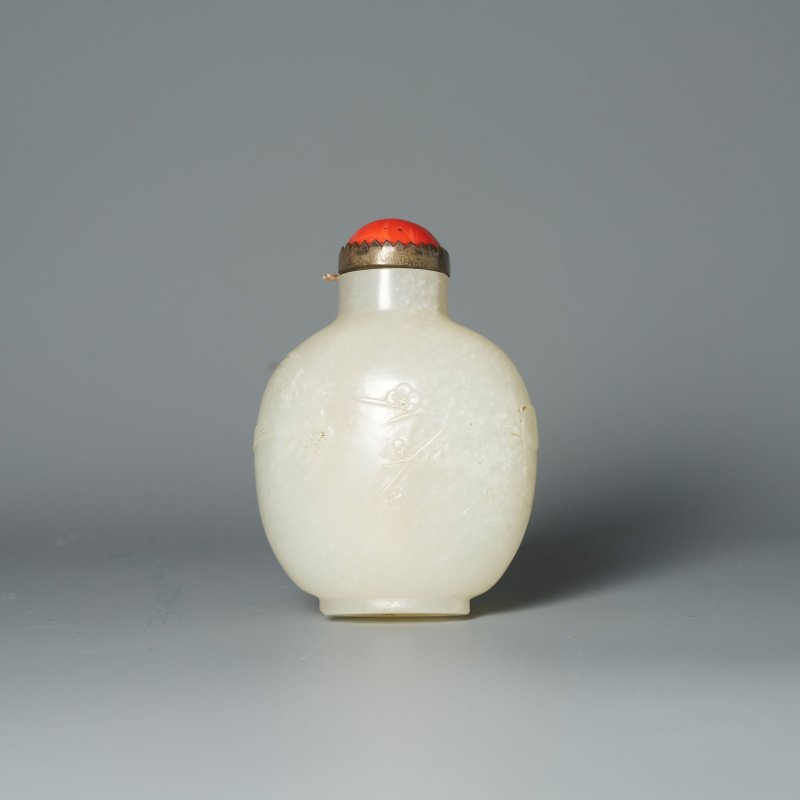 清十九世紀 白玉⌈喜上眉梢⌋鼻煙壺、珊瑚蓋 | A WHITE JADE 'MAGPIE AND PLUM BLOSSOM' SNUFF BOTTLE - 图1