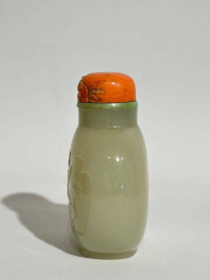 1750-1850 青白玉⌈一路連科⌋鼻煙壺、珊瑚蓋 | A GREENISH WHITE JADE 'LOTUS AND EGRET' SNUFF BOTTLE - 图7