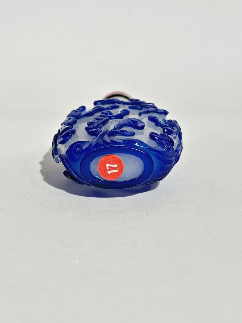 1750-1850 霏雪地套藍玻璃⌈八仙獻壽⌋鼻煙壺 | A BLUE OVERLAY TRANSLUCENT GLASS 'THE GOD OF LONGEVITY' SNUFF BOTTLE - 图5