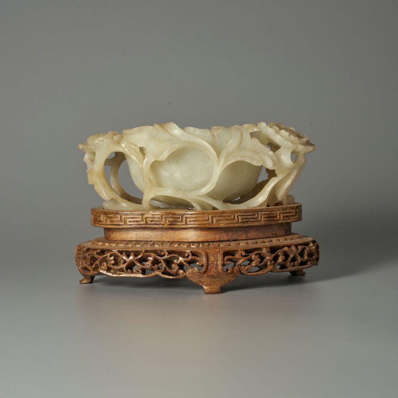 清十八/十九世紀 青白玉玉蘭式洗 及座 | A PALE GREEN JADE 'MAGNOLIA' BRUSH WASHER