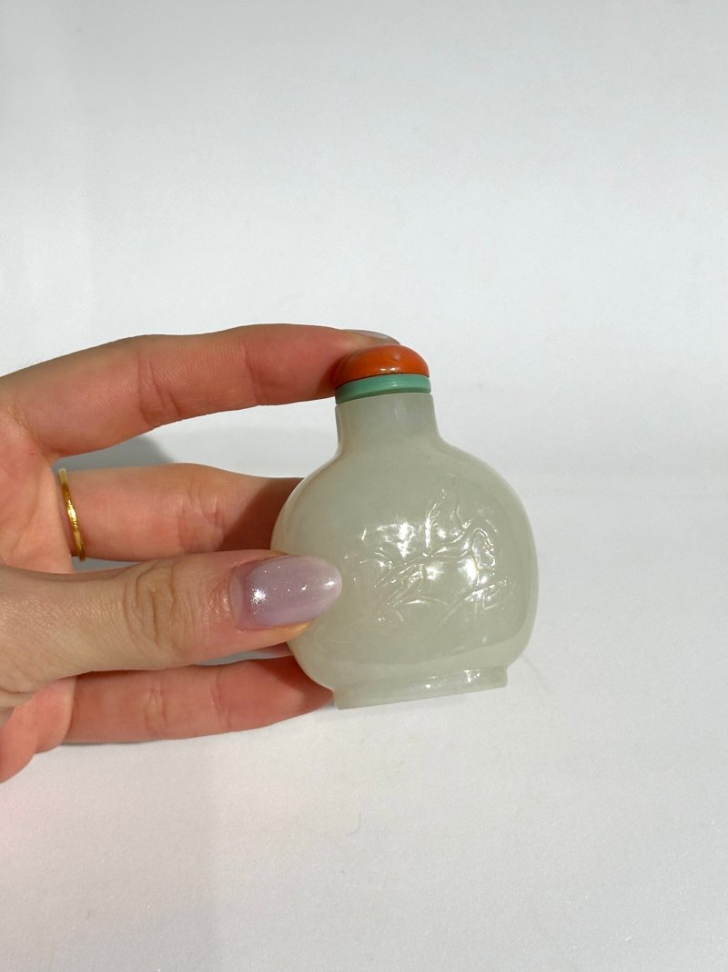 清十九世紀 白玉帶皮巧雕⌈一馬當先⌋鼻煙壺、珊瑚蓋 | A WHITE AND RUSSET JADE 'HORSE AND SEA LANDSCAPE' SNUFF BOTTLE - 图3