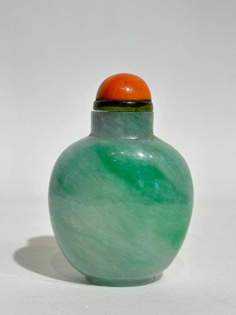 1780-1850 翡翠鼻煙壺、珊瑚蓋 | AN APPLE-GREEN JADEITE SNUFF BOTTLE - 图8