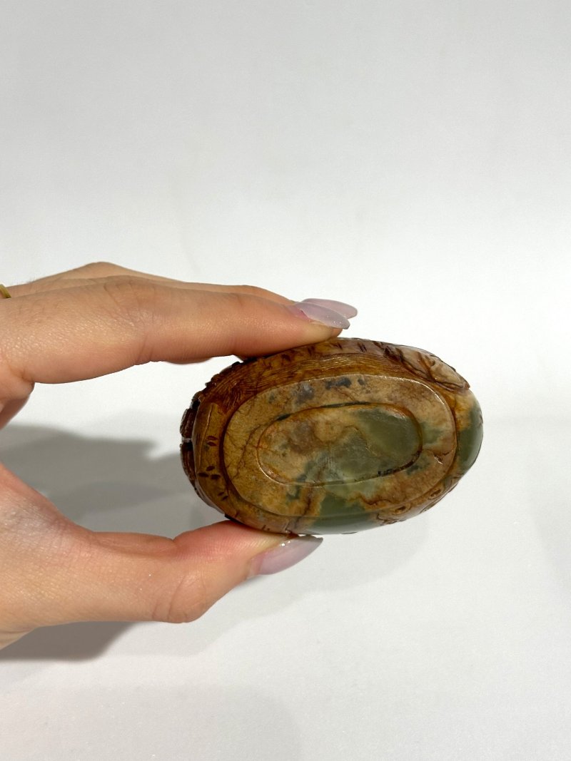 1730-1850 卵石皮浮雕大師流派青玉巧雕⌈松山論道⌋鼻煙壺 | A GREEN AND RUSSET JADE 'LANDSCAPE AND PLUM BLOSSOM' SNUFF BOTTLE - 图2