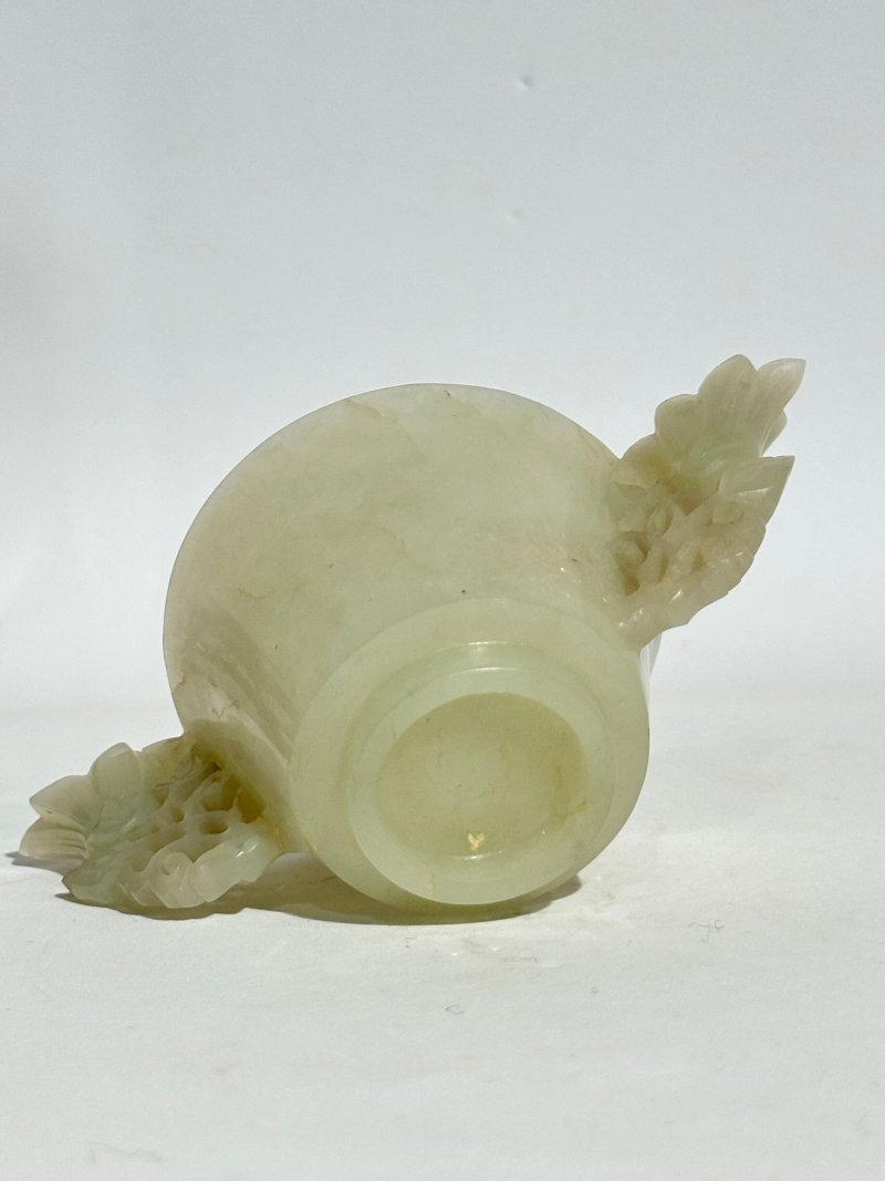 清 青白玉花卉耳杯 及座 | A GREENISH WHITE JADE 'FLORAL' CUP - 图4