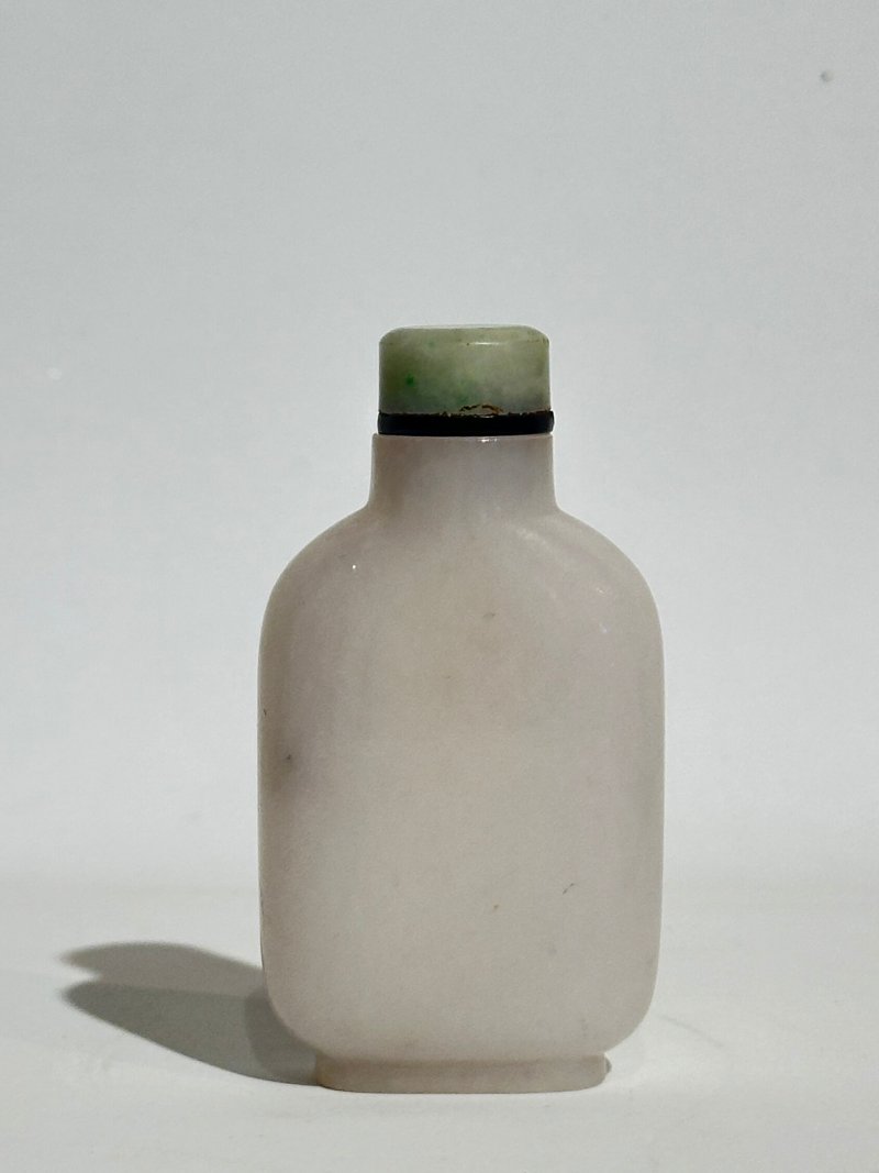 清十八/十九世紀 白玉光素鼻煙壺、翡翠蓋 | A WHITE JADE SNUFF BOTTLE - 图9