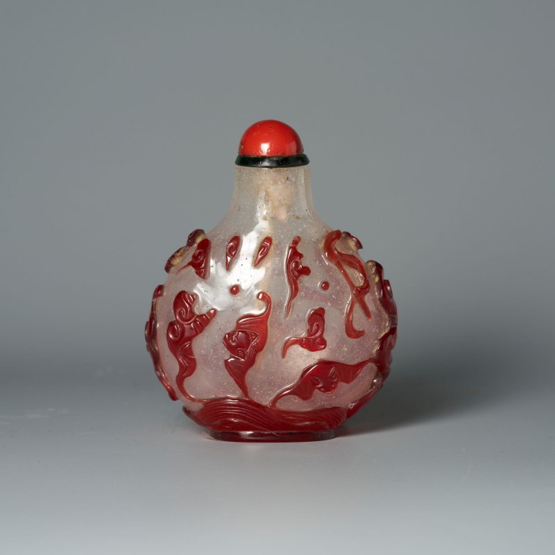 清十九世紀 霏雪地套紅玻璃蝠紋鼻煙壺 | A RED OVERLAY GLASS 'BATS' SNUFF BOTTLE - 图11