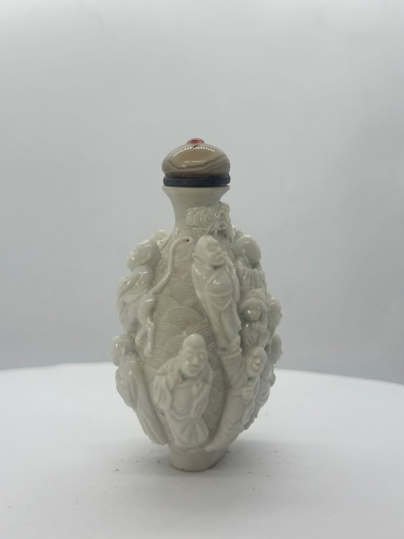 清嘉慶 瓷胎模印⌈十八羅漢⌋鼻煙壺 | A MOULDED BISCUIT PORCELAIN 'EIGHTEEN LUOHAN' SNUFF BOTTLE - 图6