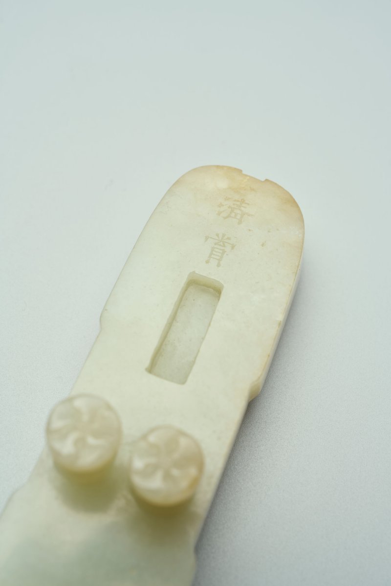 清十八世紀 青白玉雕梅花紋琴式擺件 及錦盒 | A PALE GREEN JADE 'PLUM BLOSSOM' CARVING IN THE SHAPE OF A ZITHER, GUQIN - 图5