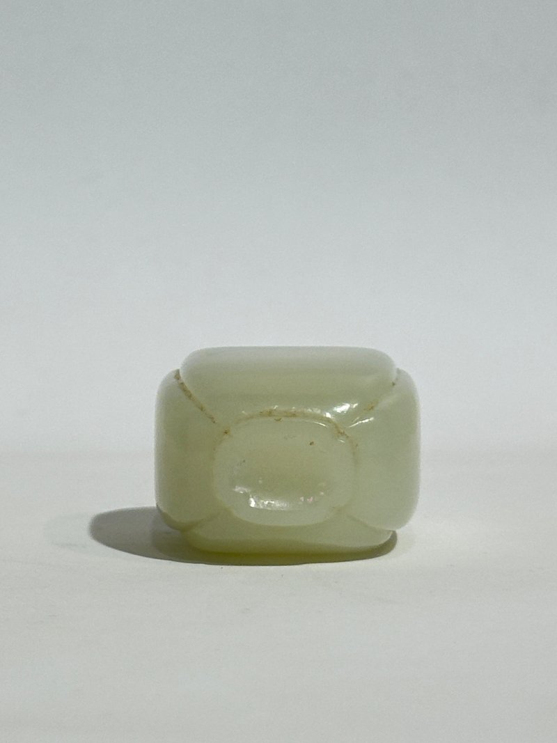 清十八世紀 白玉光素鼻煙壺 | A WHITE JADE SNUFF BOTTLE - 图5