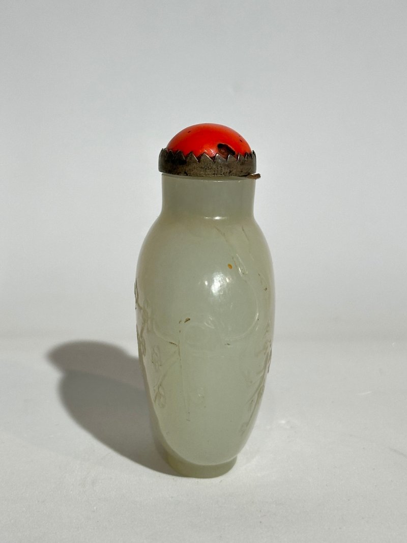 清十九世紀 白玉⌈喜上眉梢⌋鼻煙壺、珊瑚蓋 | A WHITE JADE 'MAGPIE AND PLUM BLOSSOM' SNUFF BOTTLE - 图7