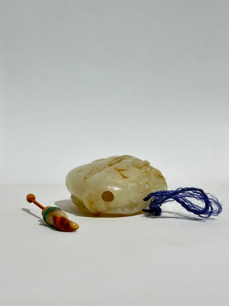 清十九世紀 白玉褐沁⌈福至家業⌋鼻煙壺 | A WHITE JADE 'BAT' SNUFF BOTTLE WITH RUSSET INCLUSION - 图4