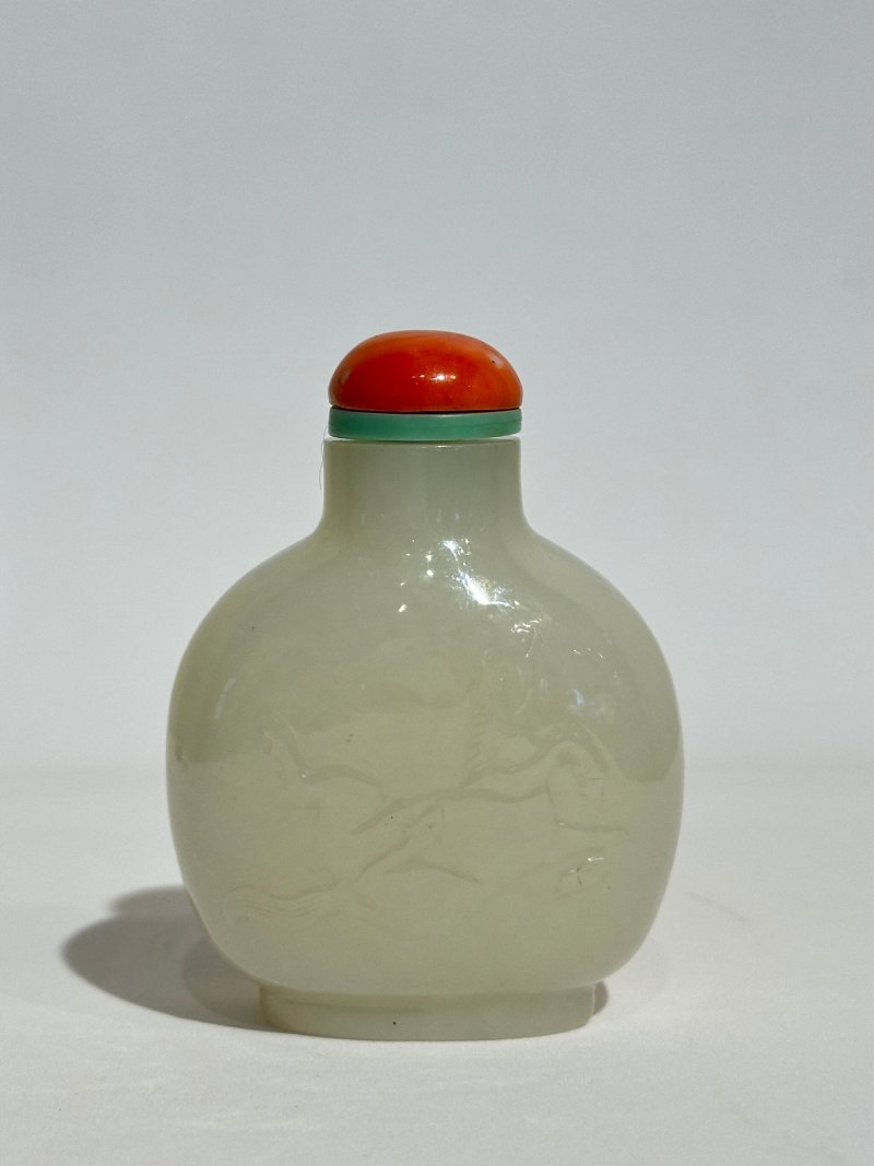清十九世紀 白玉帶皮巧雕⌈一馬當先⌋鼻煙壺、珊瑚蓋 | A WHITE AND RUSSET JADE 'HORSE AND SEA LANDSCAPE' SNUFF BOTTLE - 图9