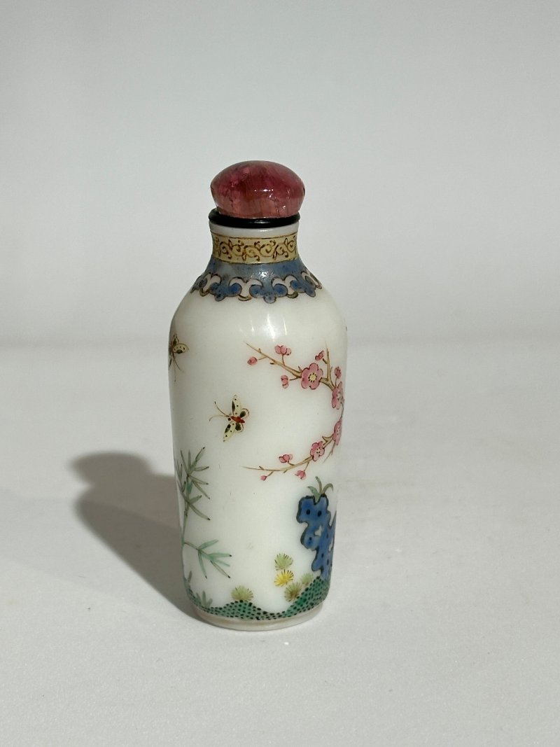 清1767-1799 北京宮廷作坊 涅白玻璃胎畫琺瑯梅花紋鼻煙壺 ⌈古月軒⌋紅料楷書款 及盒 | A FAMILLE ROSE ENAMELLED WHITE GLASS 'PLUM BLOSSOMS' SNUFF BOTTLE - 图8