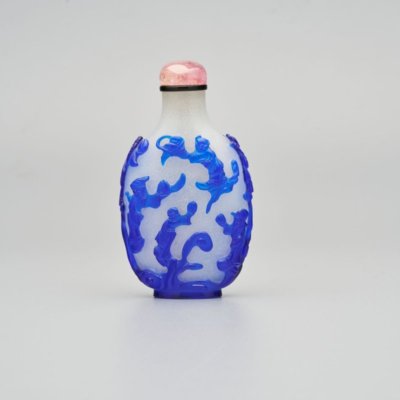 1750-1850 霏雪地套藍玻璃⌈八仙獻壽⌋鼻煙壺 | A BLUE OVERLAY TRANSLUCENT GLASS 'THE GOD OF LONGEVITY' SNUFF BOTTLE - 图11