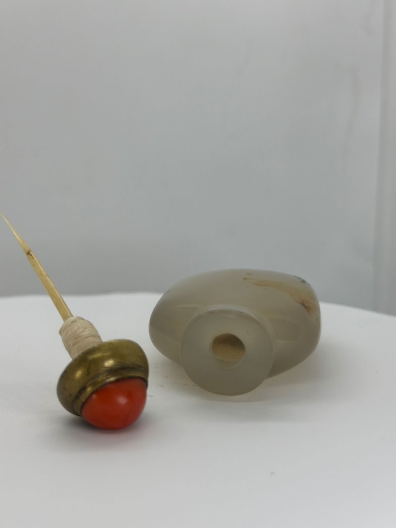 清十八/十九世紀 影瑪瑙⌈靈猴摘桃⌋鼻煙壺、珊瑚蓋 | A CHALCEDONY SHADOW AGATE 'MONKEY AND PEACH' SNUFF BOTTLE - 图2