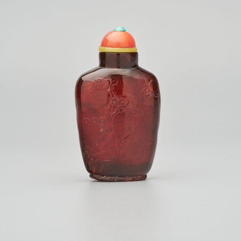 清十九世紀 琥珀⌈松鶴延年⌋鼻煙壺 | AN AMBER 'PINE AND CRANE' SNUFF BOTTLE - 图1