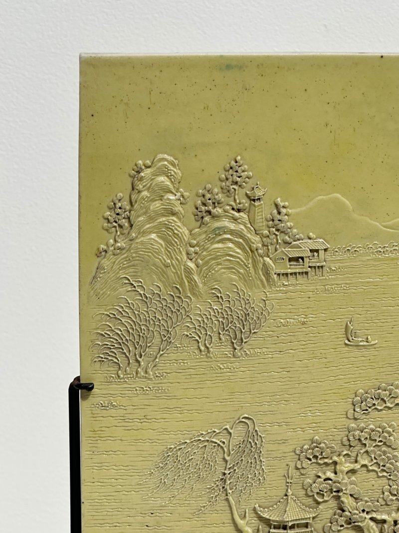 清十九世紀 檸檬黃釉澀胎⌈山水⌋插屏 及座 | A LIME YELLOW-GLAZED BISCUIT PORCELAIN 'LANDSCAPE' PLAQUE - 图3
