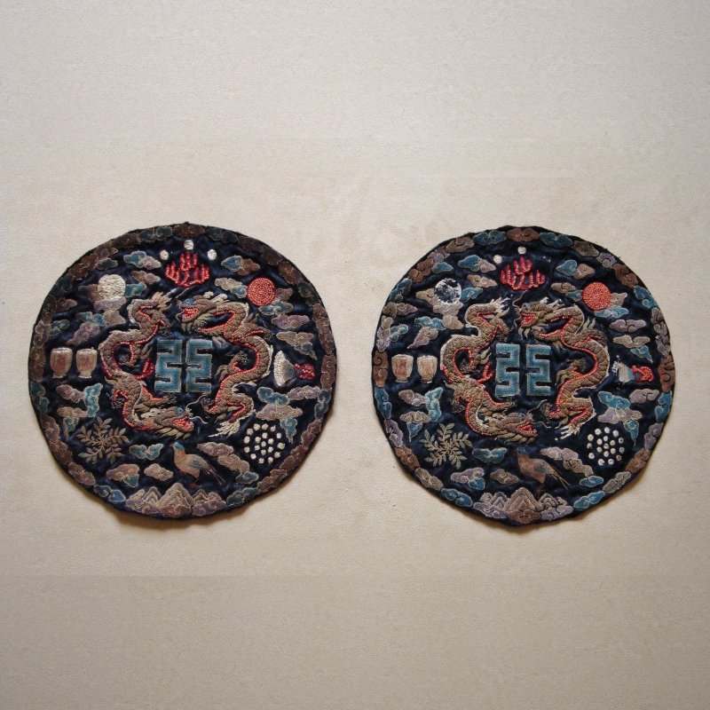 約一九一四年 民國三年大總統祭服十二章繡團成對 | A PAIR OF MIDNIGHT-BLUE-GROUND EMBROIDERED PRESIDENT'S ROUNDELS WITH TWELVE SYMBOLS OF SOVEREIGNTY - 图10