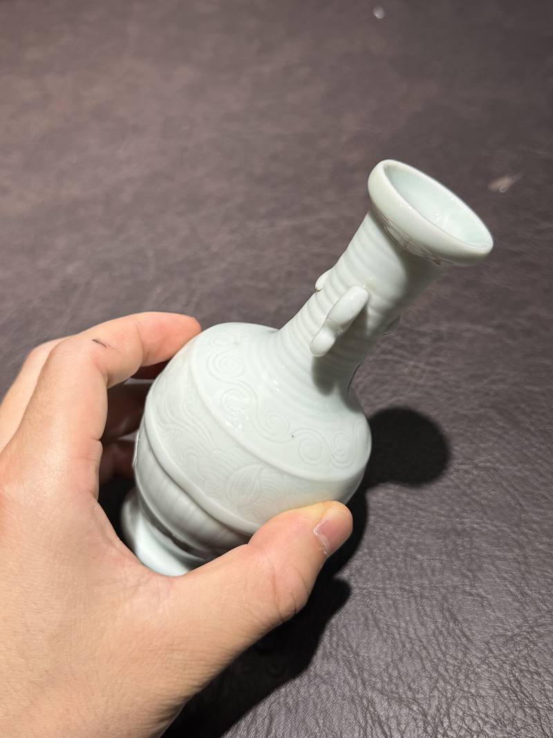 清 粉青釉花卉瓶一对 - 图16