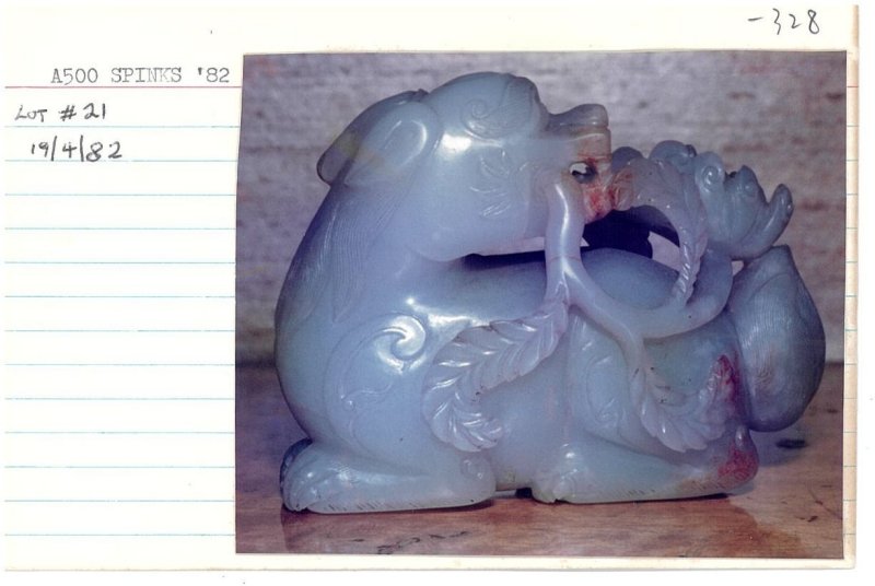 清 青白玉瑞獸銜花擺件 及座 | A GREENISH WHITE JADE 'DOG' CARVING WITH RUSSET INCLUSION - 图10