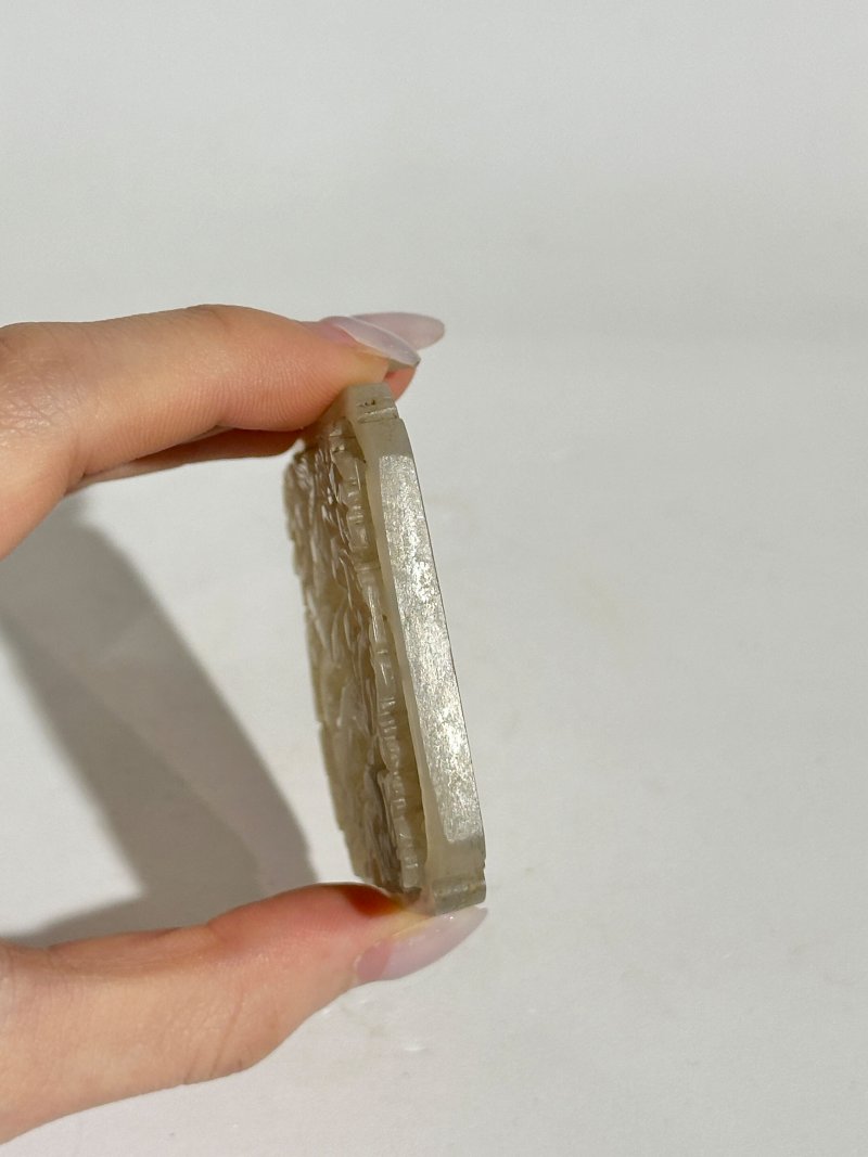 明十五世紀 青白玉鏤雕龍紋牌 及座 | A GREENISH WHITE JADE 'DRAGON' PLAQUE - 图3