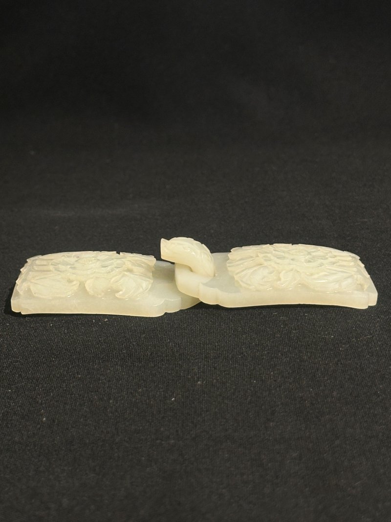 清十八/十九世紀 白玉花卉紋帶扣 | A WHITE JADE TWO-PART 'FLORAL' BELT BUCKLE - 图6