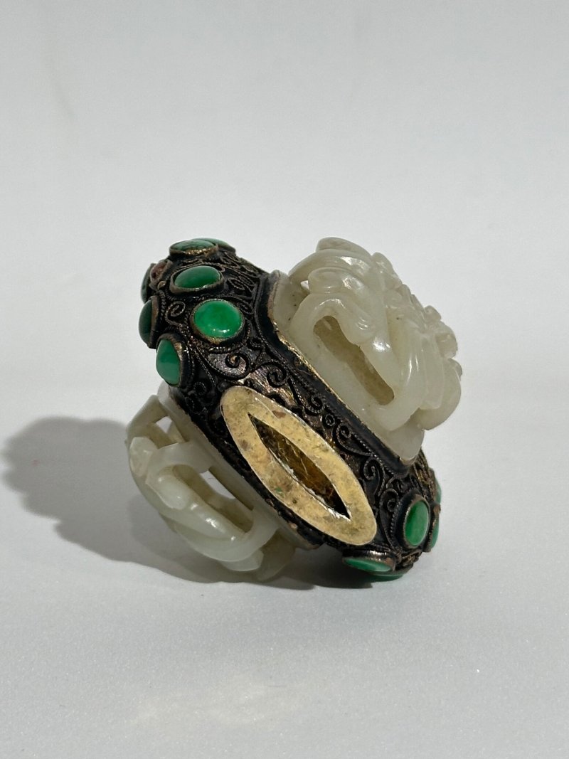 （玉）清十八/十九世紀 鍍金銀累絲嵌白玉螭龍紋帶鈎鼻煙壺 | A GILT SILVER SNUFF BOTTLE INSET WITH WHITE JADE BELT BUCKLES - 图5