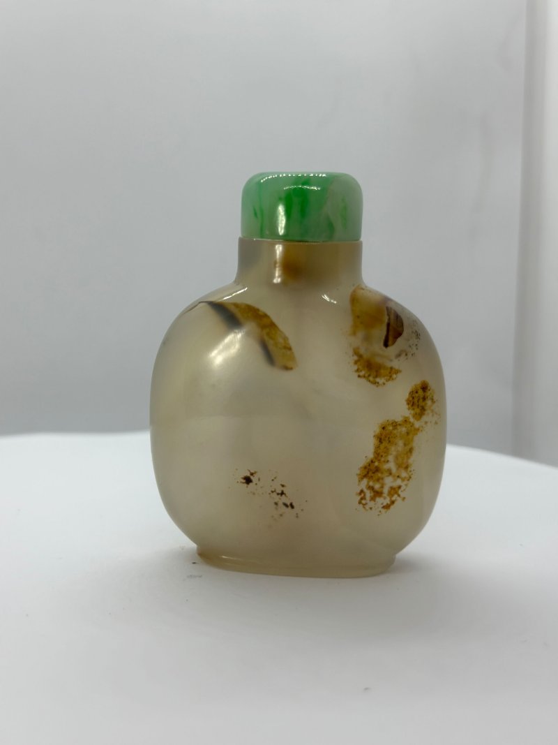 清十八/十九世紀 影瑪瑙⌈汎舟⌋鼻煙壺、翡翠蓋 | A CHALCEDONY SHADOW AGATE 'BOATING' SNUFF BOTTLE - 图6