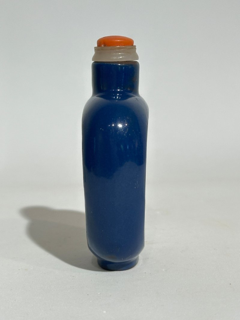 1750-1850 宜興紫砂藍釉堆彩犬鴿紋鼻煙壺 | A BLUE-ENAMELLED AND SLIP-DECORATED DARK BROWN YIXING SNUFF BOTTLE - 图6