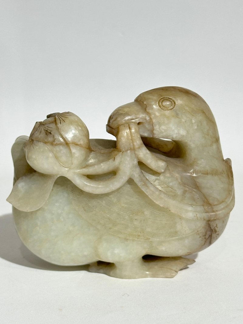 清十九世紀 青白玉⌈寶鴨銜蓮⌋擺件 及座 | A PALE GREEN JADE 'DUCK AND LOTUS' FIGURE GROUP - 图6