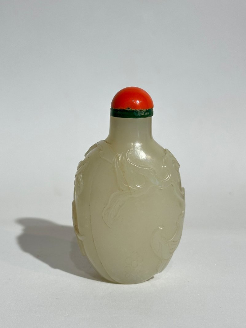 清十九世紀 白玉帶皮⌈瓜瓞綿綿⌋鼻煙壺 | A WHITE AND RUSSET JADE 'MELON' SNUFF BOTTLE - 图10