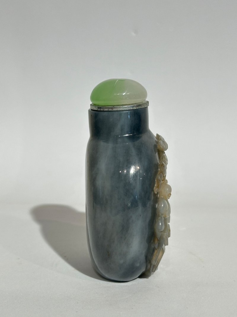 清1780-1850 蘇式灰白玉巧雕⌈高士品茗⌋鼻煙壺 | A BLACK AND WHITE JADE 'TEA CEREMONY' SNUFF BOTTLE - 图6