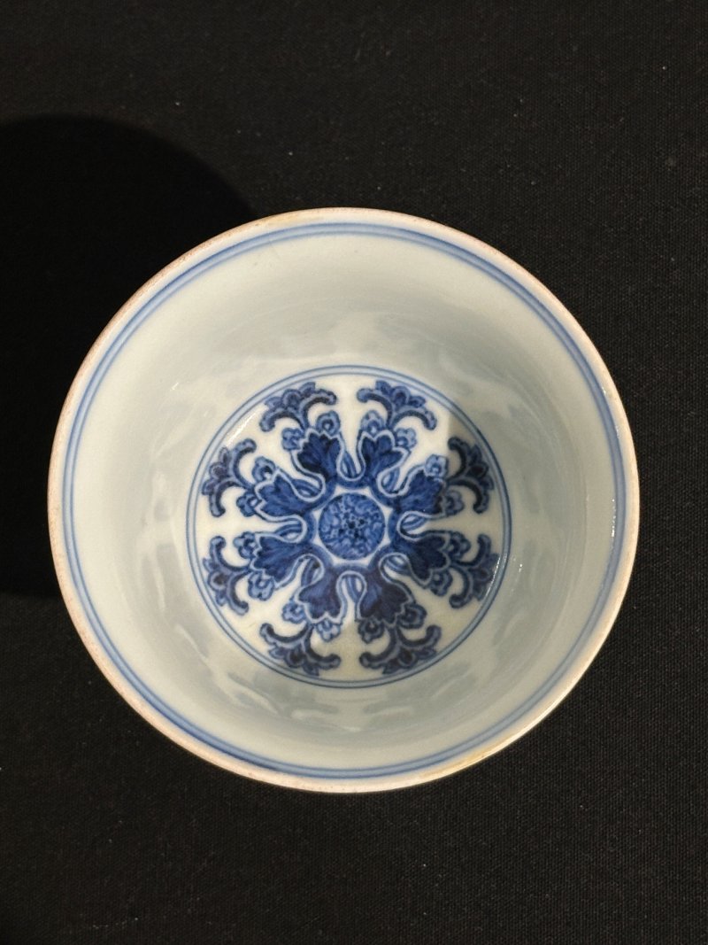 清乾隆 青花纏枝蓮紋梵文高足盃 ⌈大清乾隆年製⌋青花篆書款 及盒 | A BLUE AND WHITE 'LANCA' STEM CUP - 图7