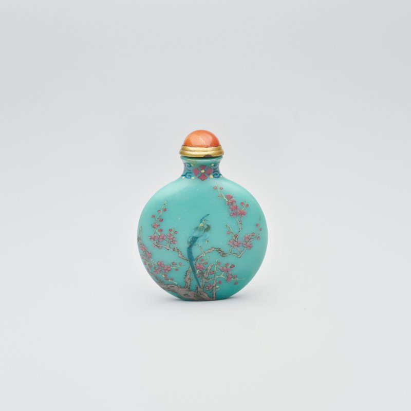 清1770-1820 松綠玻璃畫琺瑯⌈綬帶珊瑚珠⌋鼻烟壺 ⌈古月軒⌋款 | AN ENAMELLED TURQUOISE GLASS 'PARADISE FLYCATCHERS' SNUFF BOTTLE - 图6