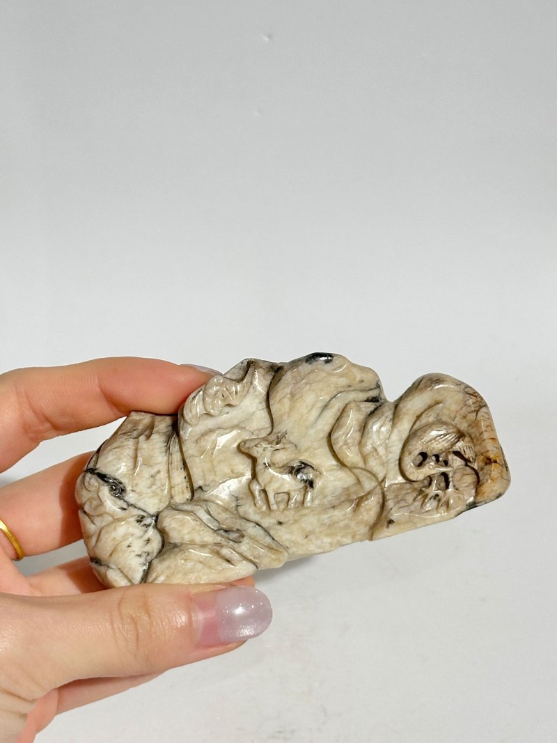 明 灰白玉帶沁⌈六合同春⌋筆擱 及座 | A GREY JADE 'LONGEVITY' BRUSH REST WITH DARK INCLUSION - 图4